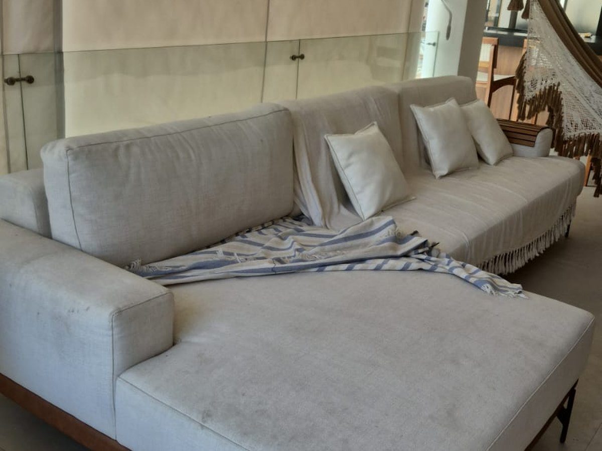 Chaise com base de madeira antes da higienização