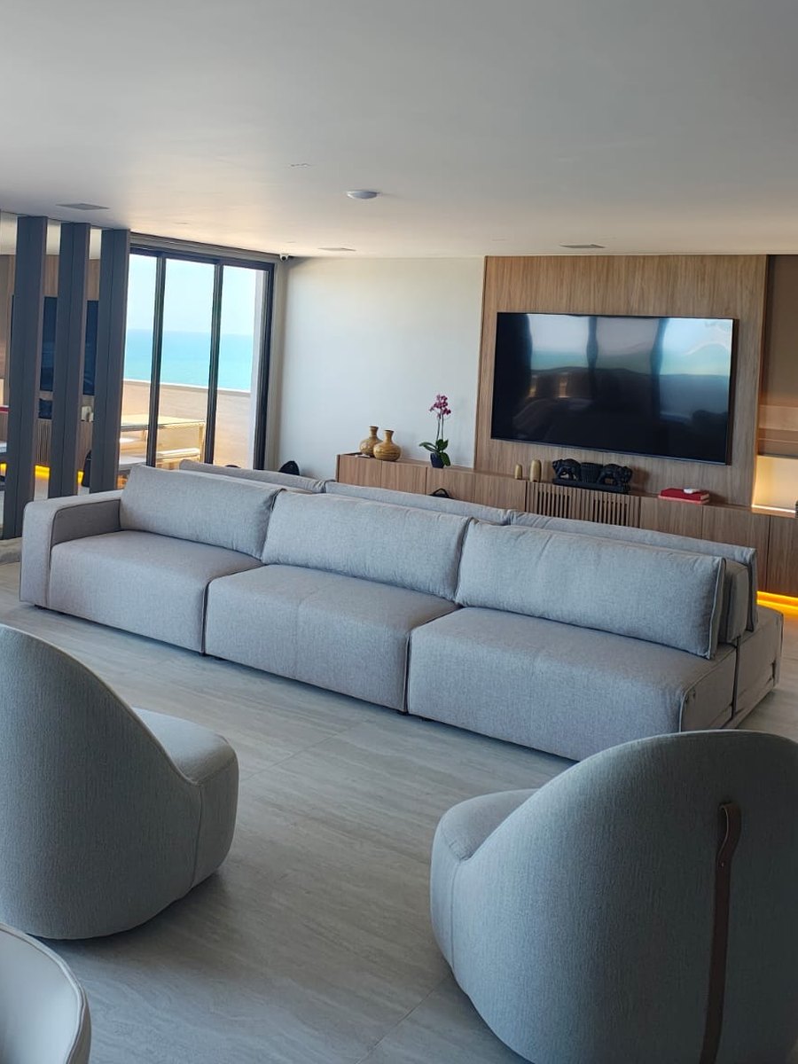 Sala ampla com sofá e poltronas higienizados pela Madame Lavô